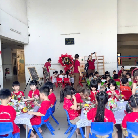 Hoạt động cắm hoa tặng mẹ