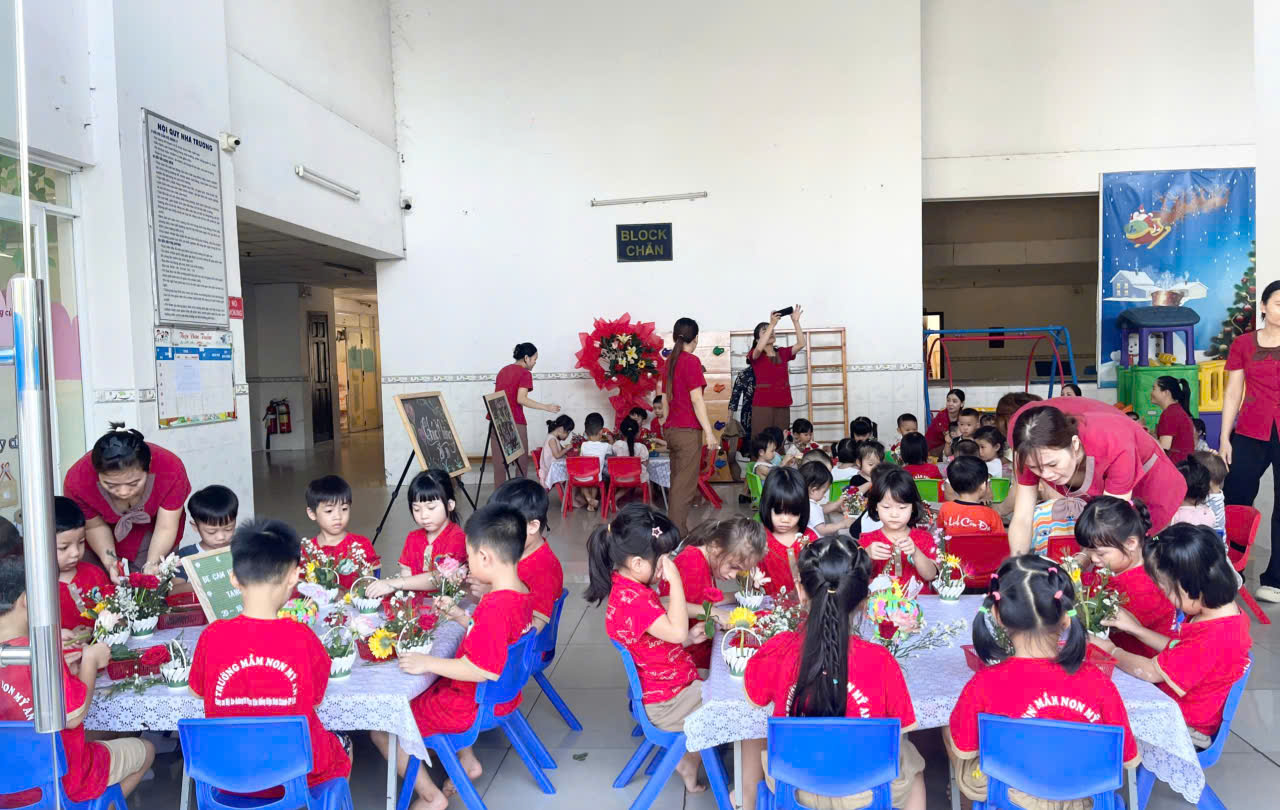 Hoạt động cắm hoa tặng mẹ