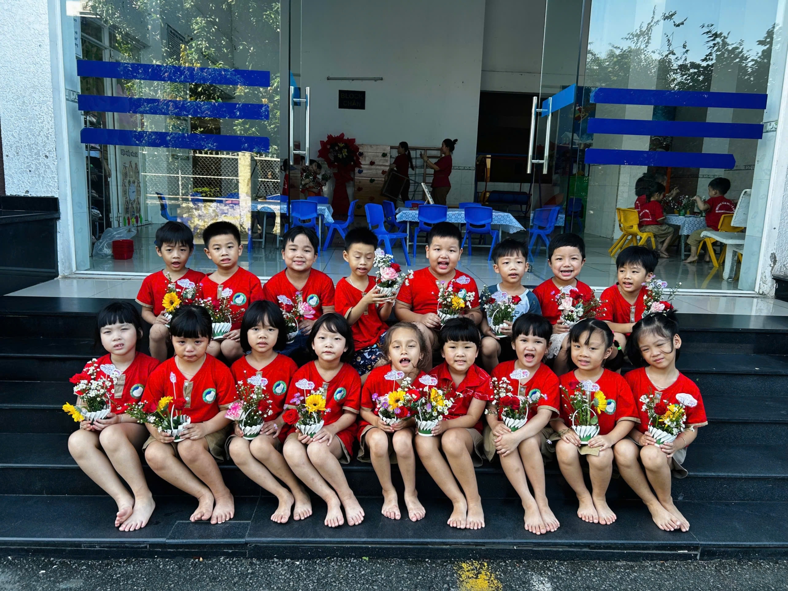 Cắm hoa tặng mẹ